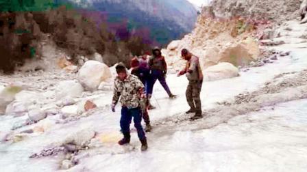 થીજેલી ભાગીરથી નદી.