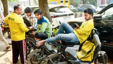 દેશવ્યાપી હડતાળની જાહેરાત વચ્ચે ગઈ કાલે મરીન લાઇન્સમાં ગ્રોસરી-શૉપની બહાર ગિગ વર્કર્સ ઑર્ડરની રાહ જોઈને બેઠેલા જોવા મળ્યા હતા.