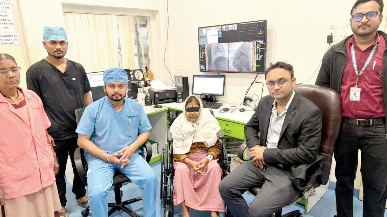 અચાનક ક્રાઇસિસની સિચુએશનમાં ડૉક્ટરોને આ હકીકતની ખબર પડી હતી અને એ પછી પણ તેમણે ઍન્જિયોપ્લાસ્ટી નામની હૃદયની રક્તવાહિનીઓનું બ્લૉકેજ ખોલવાની પ્રોસીજર સફળતાપૂર્વક કરી હતી. 