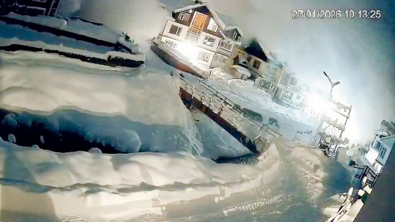 હિમપ્રપાતમાં ઘરો અને વાહનો ફસાઈ ગયાં હતાં