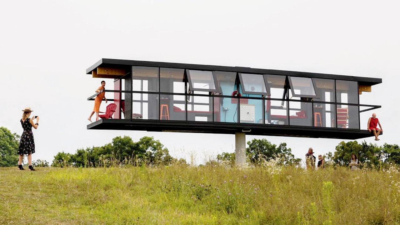 ૪૨ ફુટ લાંબું અને આઠ ફુટ પહોળું આ ઘર ખરેખર ઝૂલતું ઘર છે