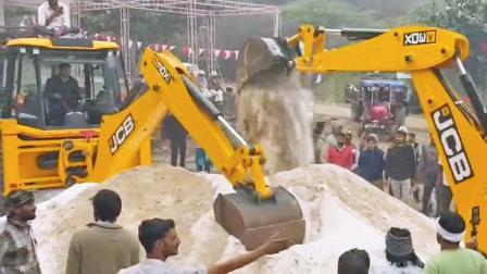 ટ્રૅક્ટર અને બુલડોઝરથી બનાવ્યો ૬૫,૧૦૦ કિલો ચૂરમાનો મહાપ્રસાદ