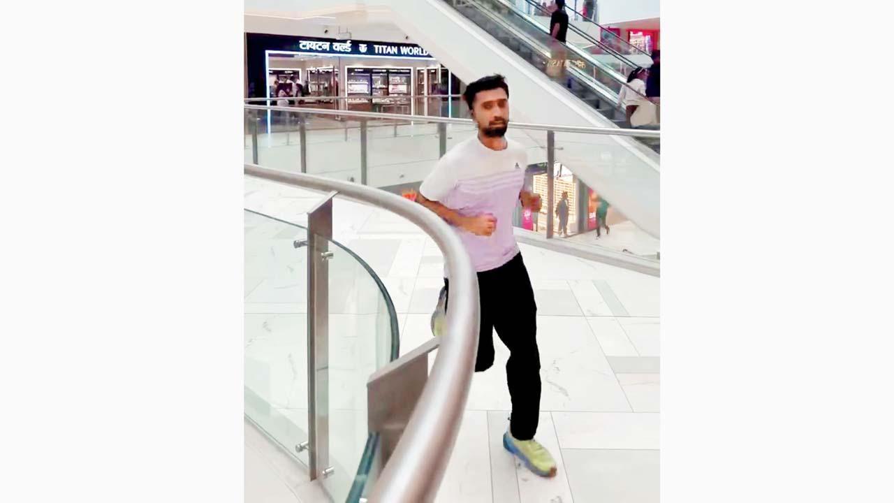 મૉલમાં ઇન્ડોર જૉગિંગ કરતો યંગસ્ટર.