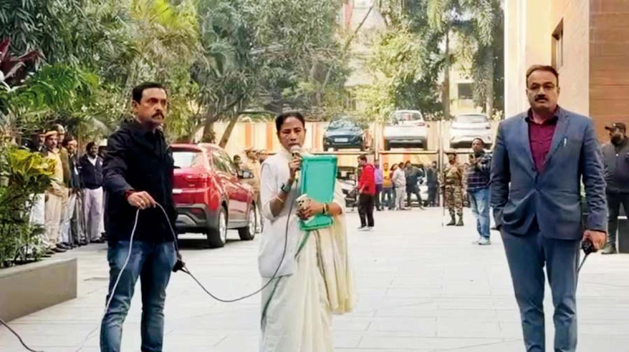 ગઈ કાલે EDની રેઇડ દરમ્યાન I-PACની ઑફિસ પરથી લીલા રંગની ફાઇલો લઈની નીકળી ગયેલાં મમતા બૅનરજી.