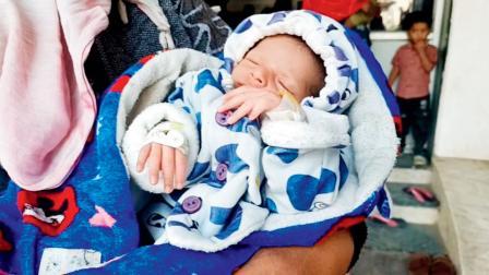  વાંદરાએ અચાનક જ નવજાત બેબી પર હુમલો કર્યો અને તેને હાથમાં લઈને નાઠો