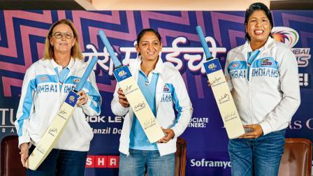 મીડિયા સાથે વાર્તાલાપ કરતા મુંબઈ ઇન્ડિયન્સના સભ્યો