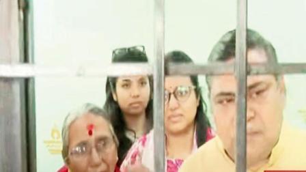 અપક્ષ ઉમેદવાર કિસન ગાવંડેને ઘરમાં પૂરી તેમના ઘરની બહાર ધરણા પર બેસી નારાબાજી કરી રહેલા તેમના જ સમર્થકો