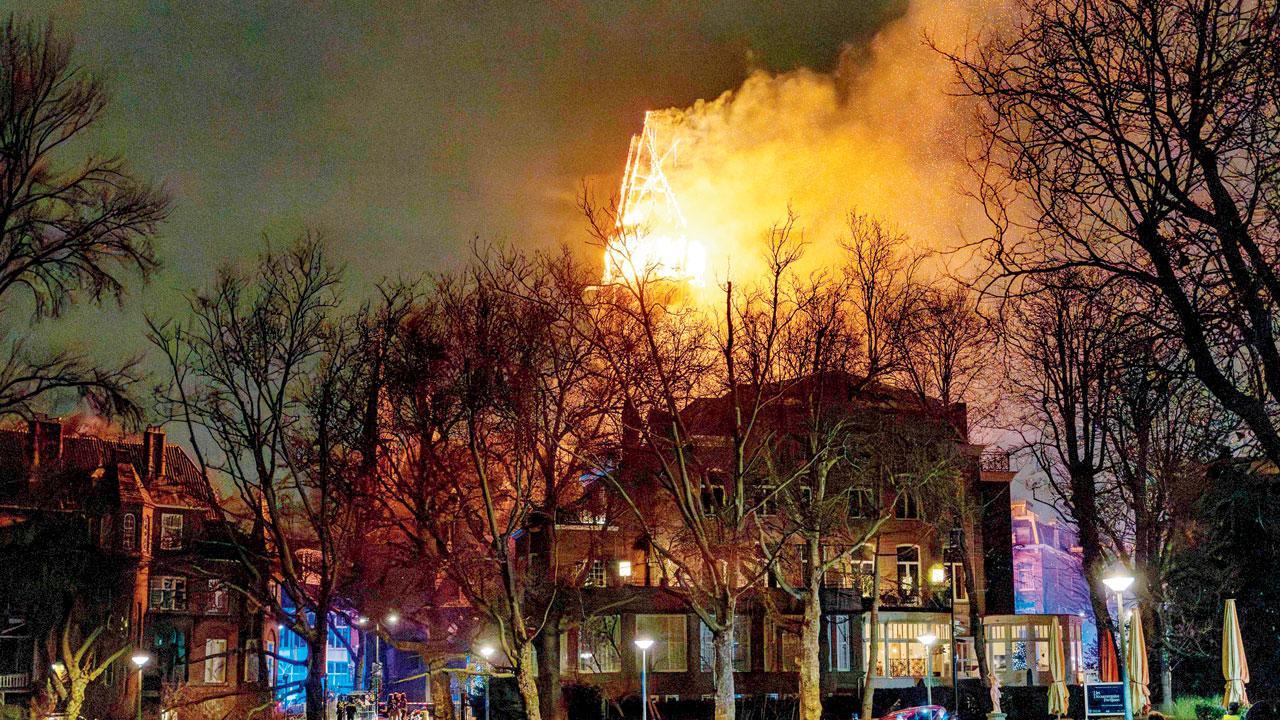 ઍમ્સ્ટરડૅમમાં હેરિટેજ ચર્ચમાં અચાનક લાગેલી આગમાં ચર્ચનો મિનારો બળીને ખાખ થઈ ગયો હતો.