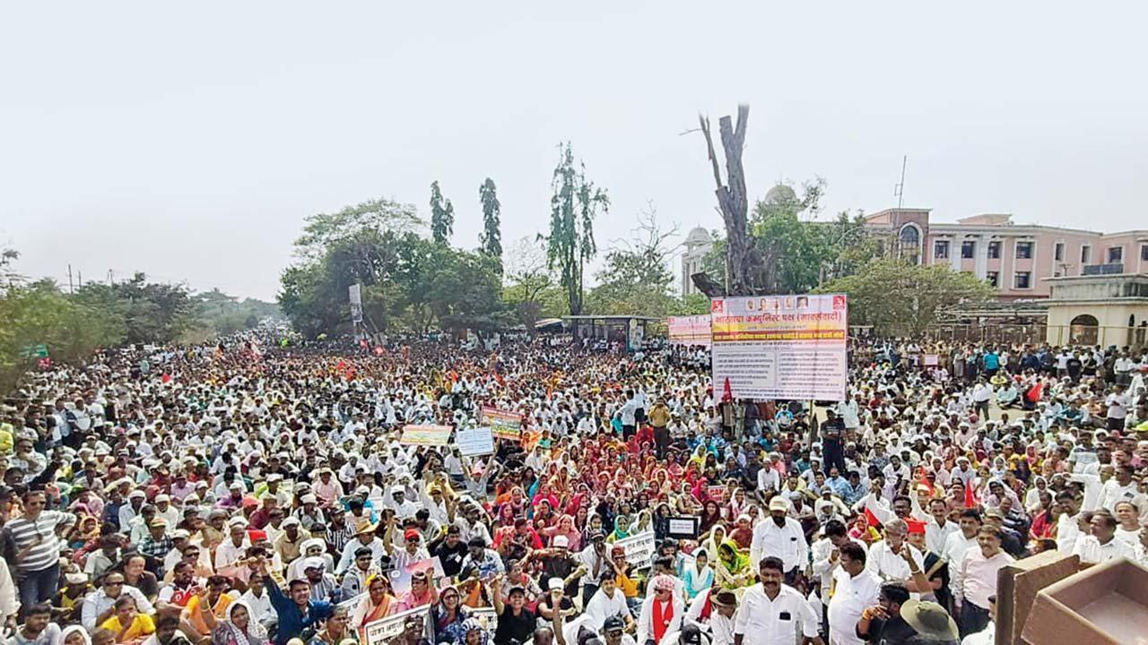 પાલઘર જિલ્લામાં મેગા પ્રોજેક્ટ્સનો વિરોધ કરી રહેલા કમ્યુનિસ્ટ પાર્ટી ઑફ ઇન્ડિયાના ગઈ કાલના વિરોધ-પ્રદર્શનમાં હજારોની સંખ્યામાં સ્થાનિકો જોડાયા હતા. એમાં  મહિલાઓની સંખ્યા પણ નોંધપાત્ર હતી. તસવીર : શિરીષ વક્તાણિયા