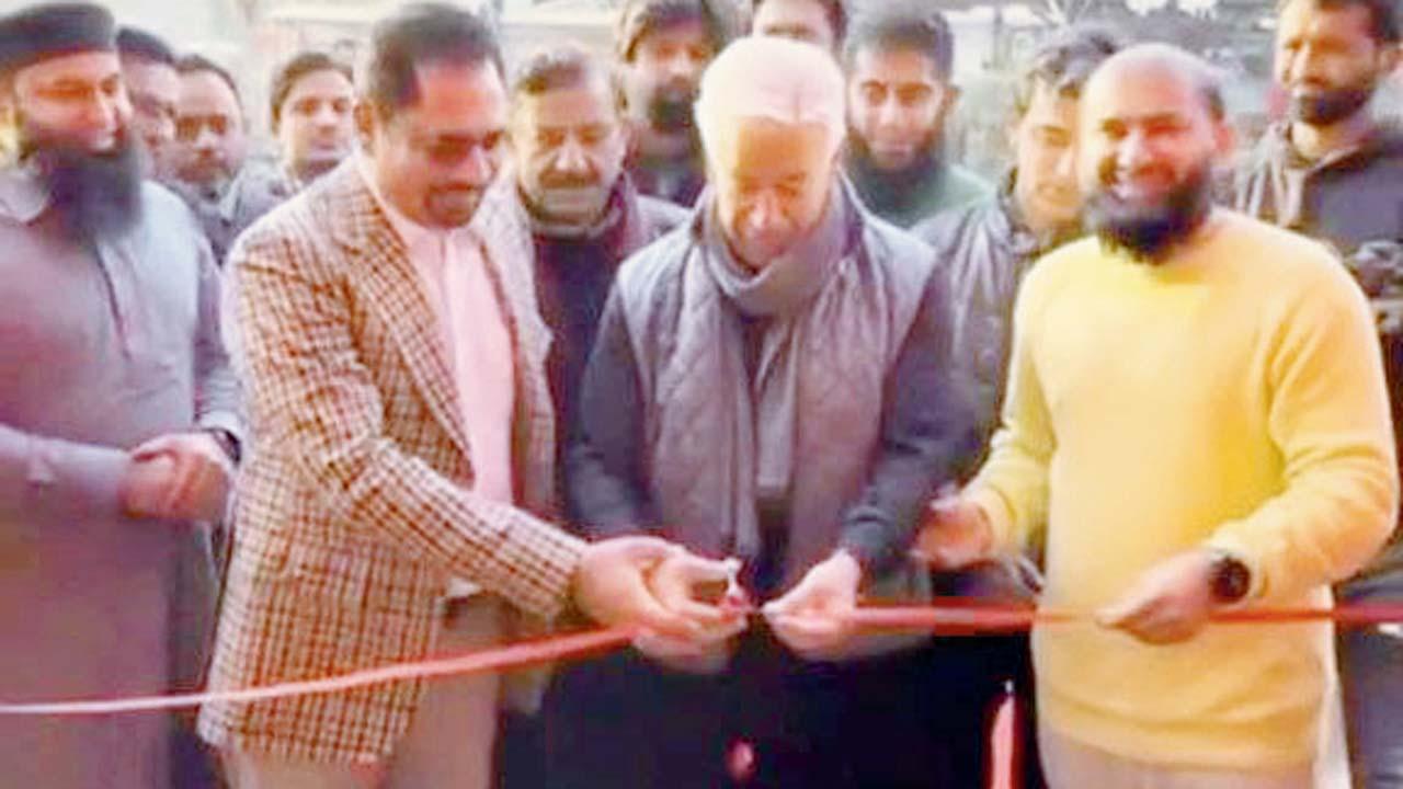 આ ઘટના પછી સોશ્યલ મીડિયામાં પાકિસ્તાનના રક્ષાપ્રધાનની મશ્કરી થઈ રહી છે. 