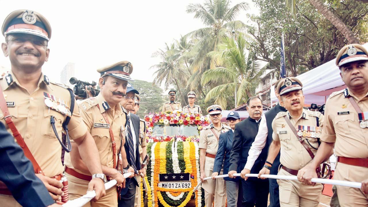 ગઈ કાલે સવારે નાયગાંવના પોલીસ ગ્રાઉન્ડમાં નિવૃત્ત થયેલાં DGP રશ્મિ શુક્લાને માનભેર પરંપરાગત વિદાય આપવામાં આવી હતી. ત્યાર બાદ તેમણે DGPનો કાર્યભાર તેમના અનુગામી સદાનંદ દાતેને સોંપ્યો હતો.