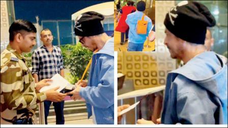 ઍરપોર્ટ સિક્યૉરિટી ગાર્ડે પહેલાં શાહરુખનો પાસપોર્ટ જોયો અને પછી ચશ્માં ઉતરાવ્યાં