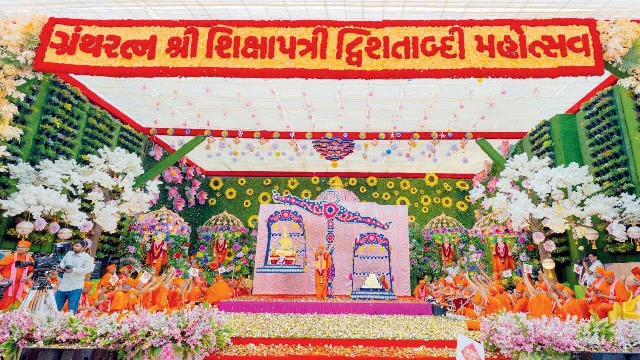શિક્ષાપત્રી લખતા સ્વામીનારાયણ ભગવાનની મૂર્તિની સોનાનાં ૨૧૨ ફૂલોથી સુવર્ણતુલા કરવામાં આવી હતી જેમાં આચાર્ય જિતેન્દ્રિયપ્રિયદાસ સ્વામી મહારાજ સહિત સંતોએ જયજયકાર કર્યો હતો.