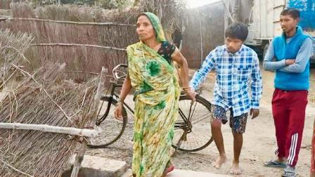 જોઈ લો આ તસવીરમાં કે કઇ રીતે પેરેન્ટ્સ બાળકને સાંકળ બાંધીને લઈ જાય છે