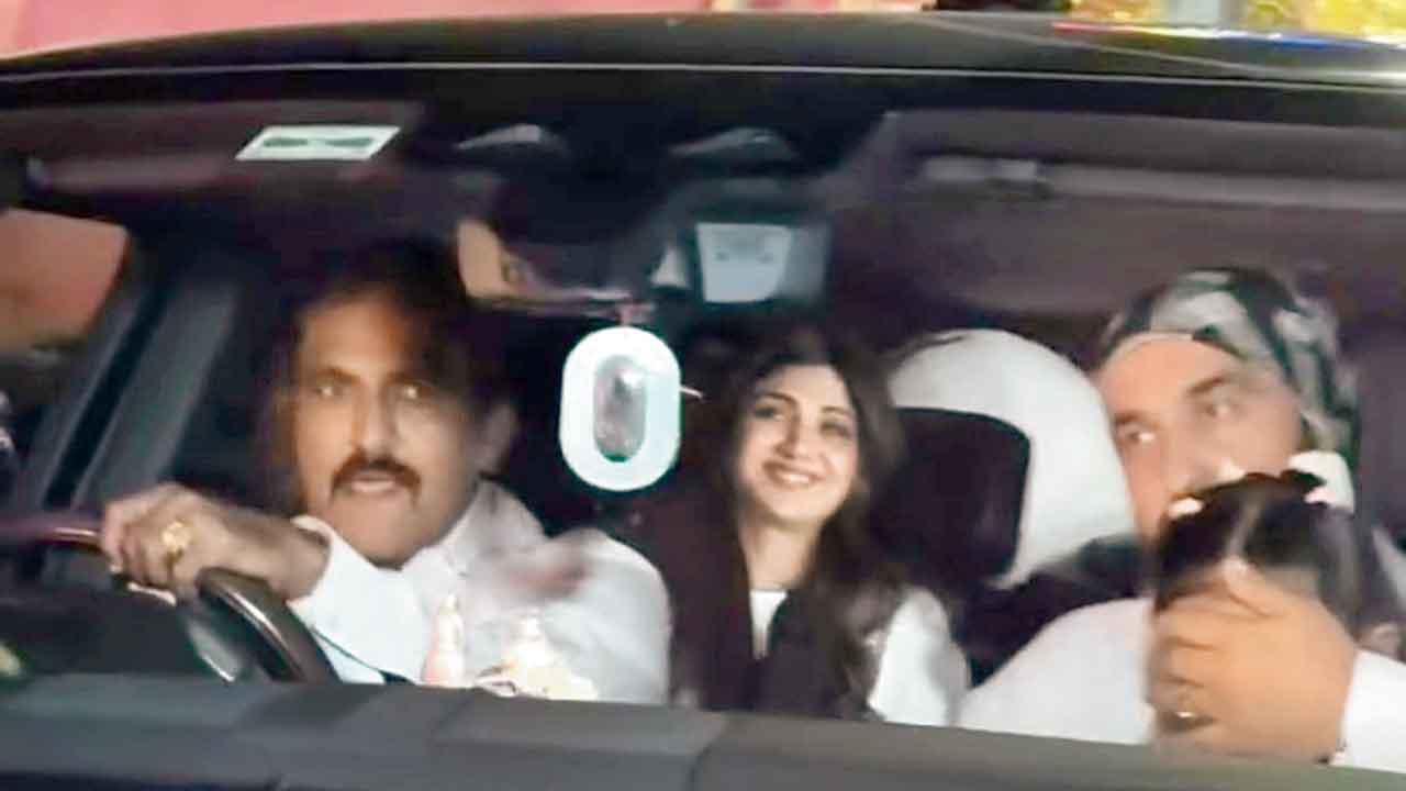 ઍરપોર્ટ પર દીકરીનો ચહેરો સંતાડવાના રાજ કુન્દ્રાના ભારે પ્રયાસ