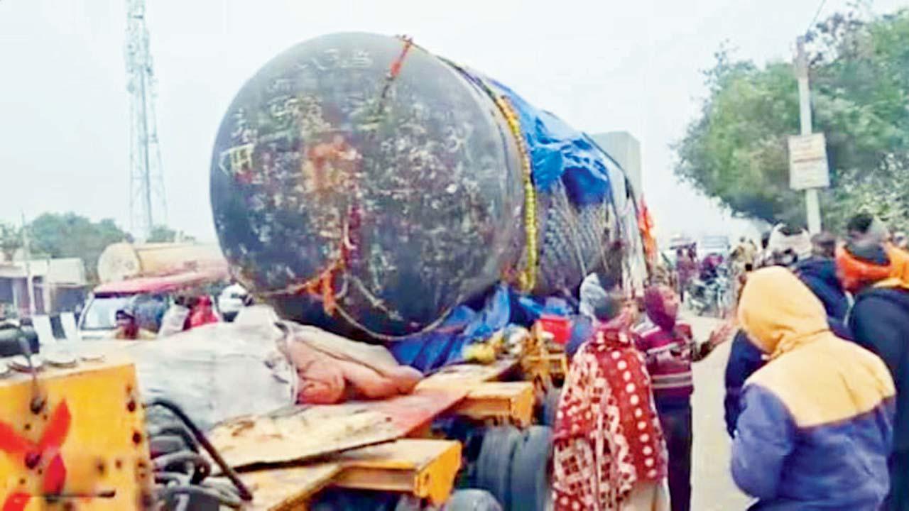 વિશ્વનું સૌથી મોટું ૨૧૦ ટન વજન ધરાવતું શિવલિંગ