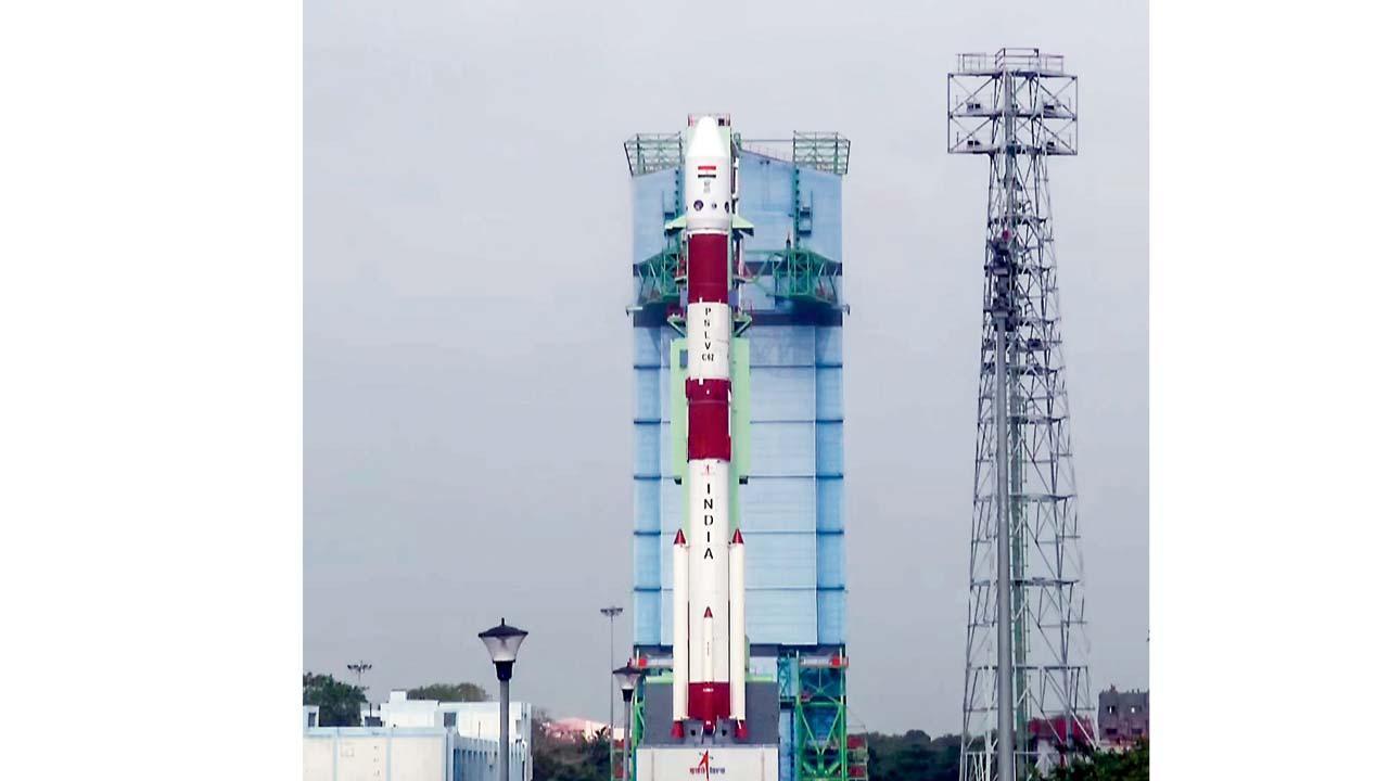 ગઈ કાલે આંધ્ર પ્રદેશના શ્રીહરિકોટામાં ૧૬ ઉપગ્રહો લઈને નીકળેલું રૉકેટ.