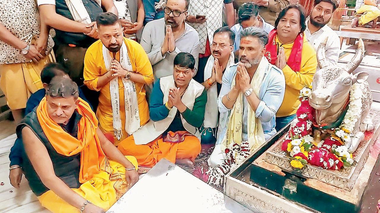 મંદિરના પૂજારીએ સુનીલ શેટ્ટી પાસે પૂજન-અર્ચન કરાવ્યું હતું