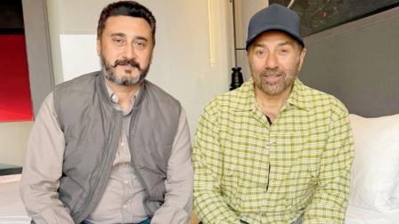 શહીદ નિર્મલજિત સિંહ સેખોંના પરિવાર સાથે સની દેઓલ