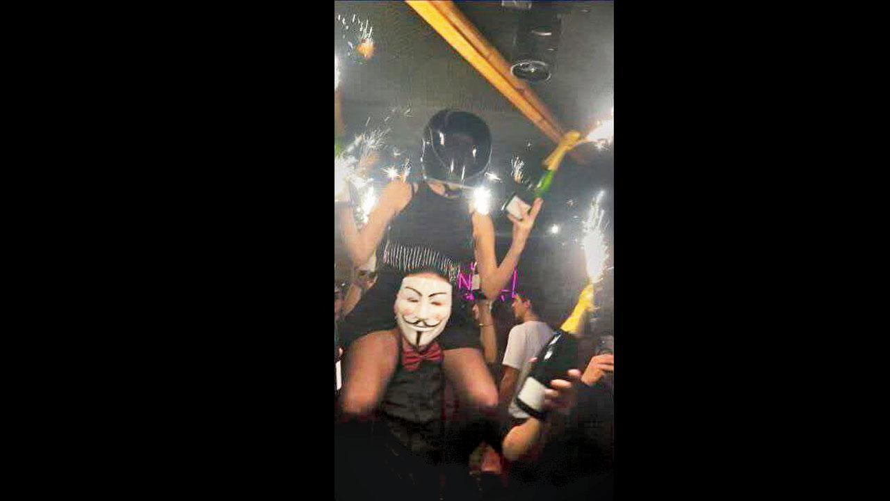 ફ્રાન્સના મીડિયાએ બહાર પાડેલી આ તસવીરમાં છુપાયું છે આગનું કારણ