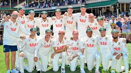 સિડની ક્રિકેટ ગ્રાઉન્ડમાં કાંગારૂ ટીમ ઍશિઝ ટ્રોફી સાથે