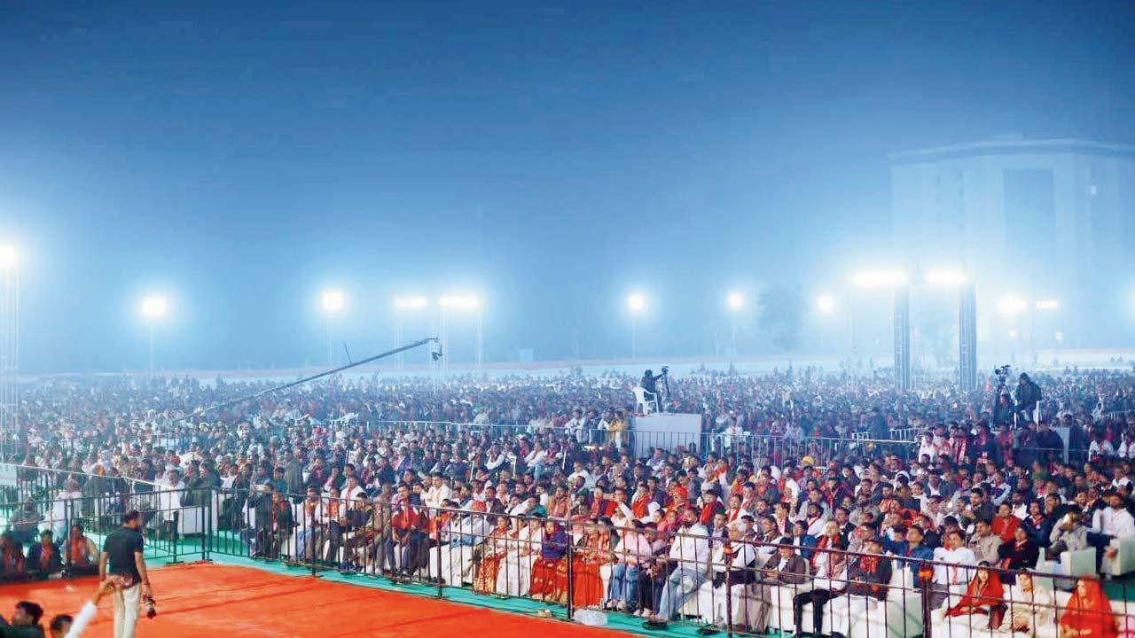 ગાંધીનગરમાં ગઈ કાલે વહેલી પરોઢે ભેગી થયેલી જનમેદની.