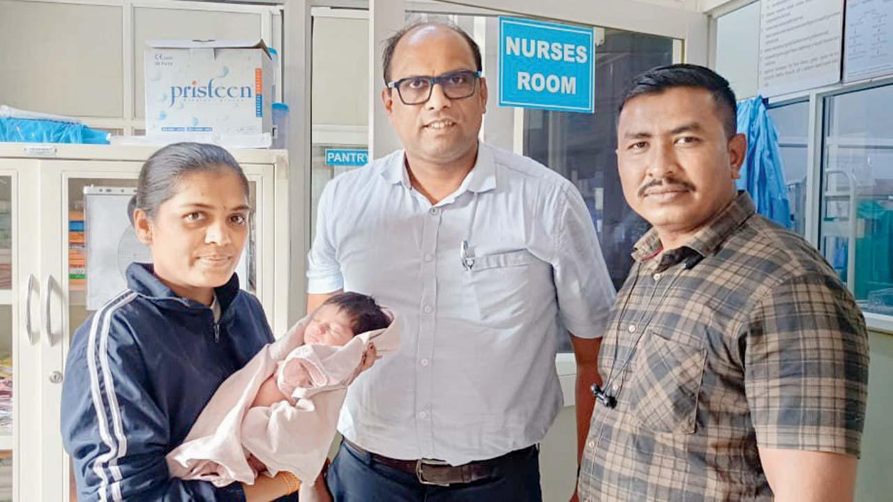 કચરાના ઢગલામાંથી મળેલી બાળકી સાથે પોલીસ-સ્ટાફ.