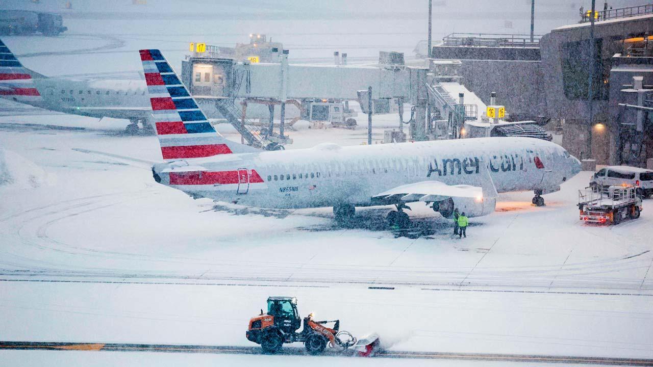 ગઈ કાલે ન્યુ યૉર્કના લગ્વાર્ડિયા ઍરપોર્ટ પર સ્નોસ્ટૉર્મને કારણે ઠપ પડેલા બોઇંગ 737 વિમાન પાસેથી સ્નો-રિમૂવલ મશીનથી બરફ દૂર કરતું મશીન.