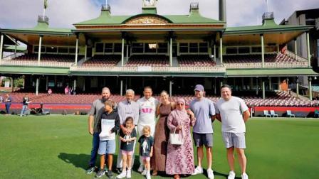  મમ્મી-પપ્પા અને ફૅમિલીના અન્ય સભ્યો સાથે સિડની ક્રિકેટ ગ્રાઉન્ડમાં ફોટો પડાવ્યો ઉસ્માન ખ્વાજાએ.