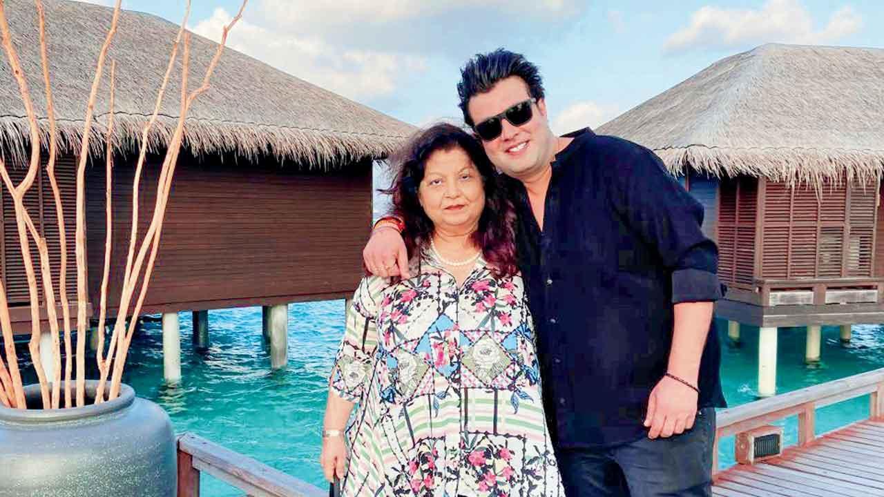 વરુણ શર્મા મમ્મી વીણા ગુલશન સાથે.