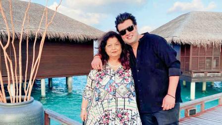 વરુણ શર્મા મમ્મી વીણા ગુલશન સાથે.