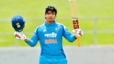 ગઈ કાલે સાઉથ આફ્રિકા સામે પોતાની સેન્ચુરી ઊજવતો વૈભવ સૂર્યવંશી