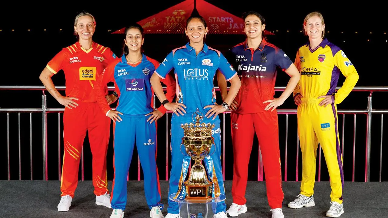 વિમેન્સ પ્રીમિયર લીગ (WPL)ની ચોથી સીઝન શરુ થાય એ પહેલા ટ્રોફી સાથે ટીમની કૅપ્ટન્સ