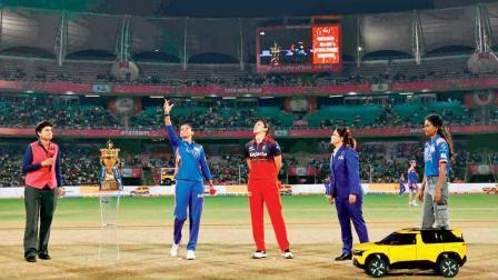 મુંબઈ ઇન્ડિયન્સ સામે રૉયલ ચૅલેન્જર્સ બેન્ગલુરુની કૅપ્ટન સ્મૃતિ માન્ધનાએ ટૉસ જીતીને પહેલાં બૅટિંગ પસંદ કરી હતી.