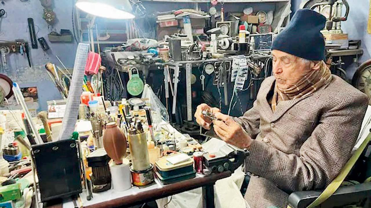 ૮૬ વર્ષના દાદા જે જાતજાતની ઘડિયાળો સાથે કામ કરી ચૂક્યા છે