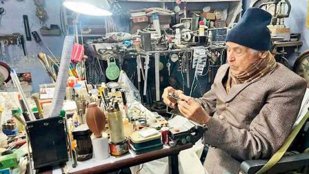 ૮૬ વર્ષના દાદા જે જાતજાતની ઘડિયાળો સાથે કામ કરી ચૂક્યા છે