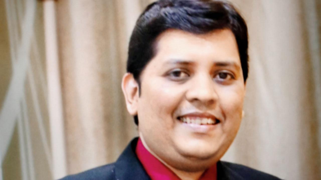 ભાવિન શાહ ઇન્ડસ્ટ્રિયલ ઑટોમેશન પ્રોડક્ટ્સના ઇમ્પોર્ટર અને એક્સપોર્ટર છે અને હર્ષ ઇલેક્ટ્રિક કૉર્પોરેશનના પ્રોપ્રાઇટર છે.