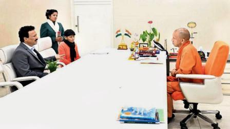 સ્વર્ગસ્થ મેજર બિપિનચંદ્ર ભટ્ટની પુત્રી અંજના સાથે વાત કરી રહેલા યોગી આદિત્યનાથ