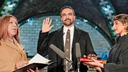 બે કુરાન સાથે શપથ લઈ રહેલા ઝોહરાન મમદાની.