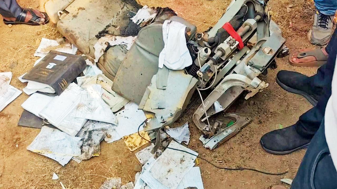 દુર્ઘટનાના સ્થળે મળી આવેલા પેપર્સ