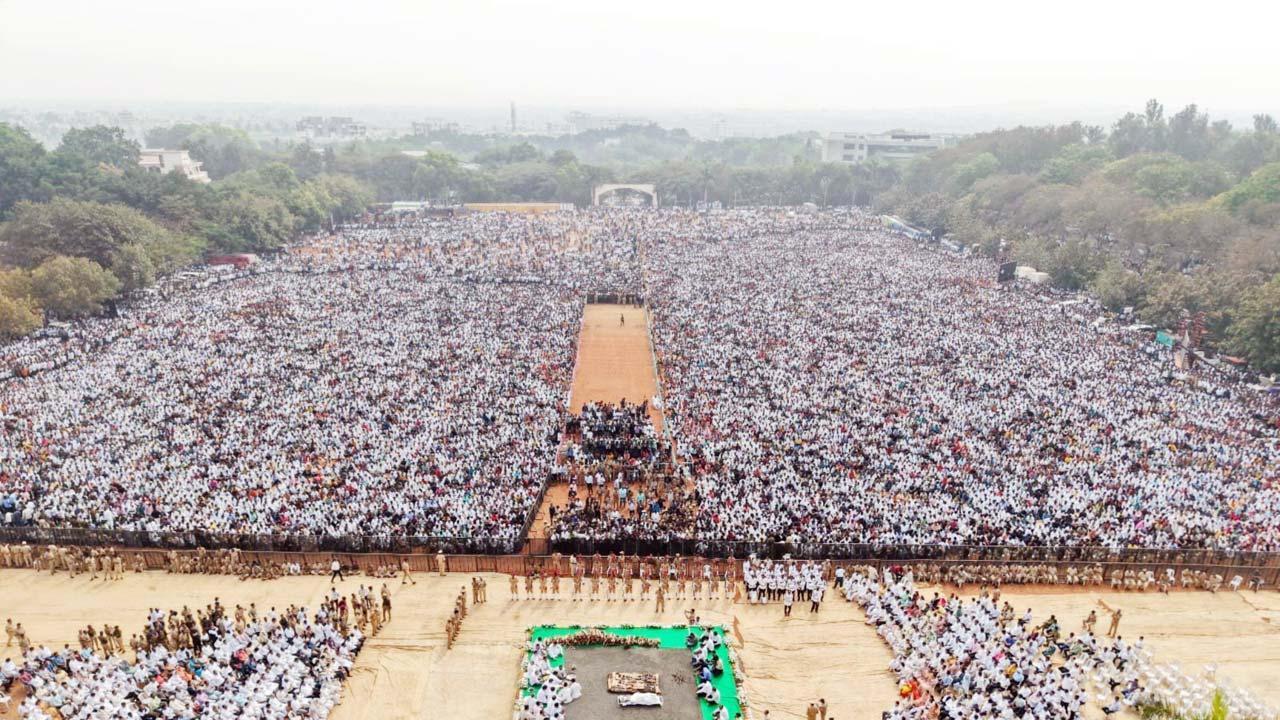 બારામતીના વિદ્યા પ્રતિષ્ઠાન મેદાનમાં અજિત પવારને અંતિમ વિદાય આપવા ભેગી થયેલી મેદની.