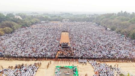 બારામતીના વિદ્યા પ્રતિષ્ઠાન મેદાનમાં અજિત પવારને અંતિમ વિદાય આપવા ભેગી થયેલી મેદની.