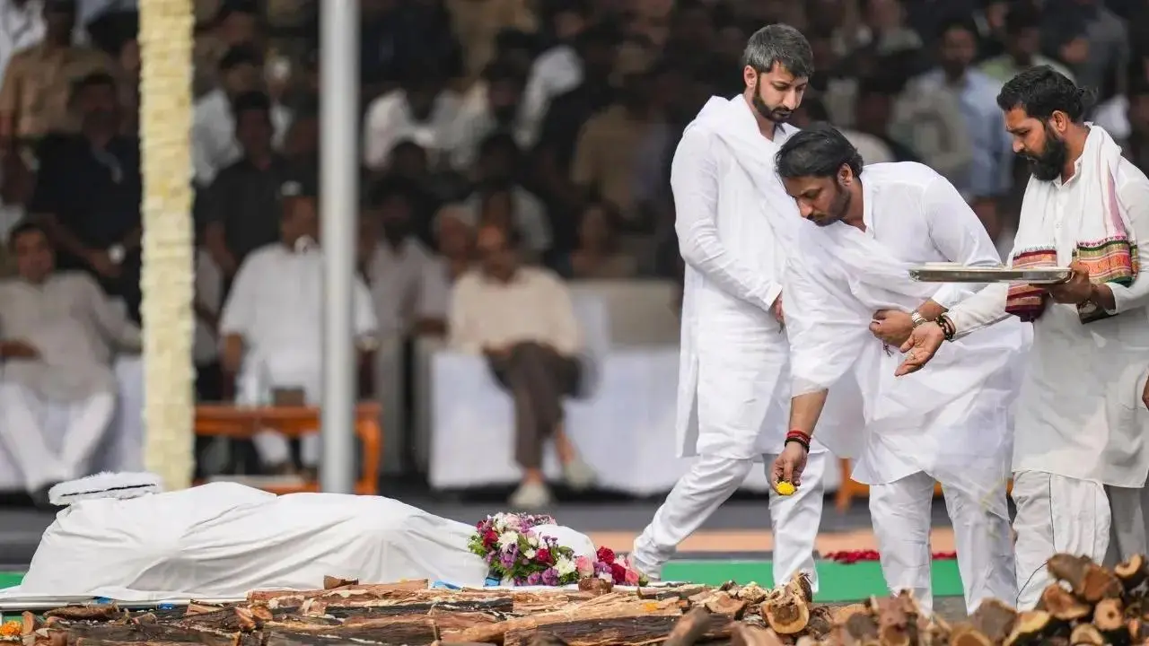 અજિત પવારના અંતિમ સંસ્કાર (સૌજન્ય: મિડ-ડે)