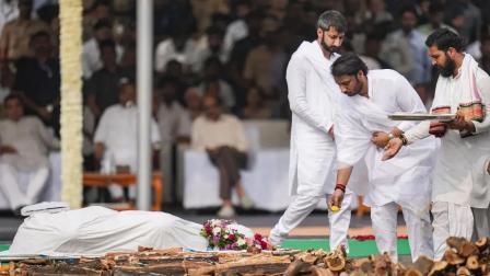 અજિત પવારના અંતિમ સંસ્કાર (સૌજન્ય: મિડ-ડે)