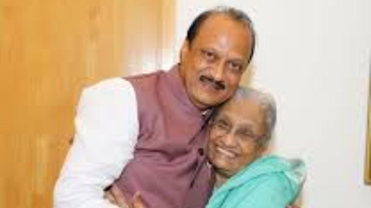 અજીત પવાર અને તેમની માતા (તસવીર સૌજન્ય: સોશિયલ મીડિયા)