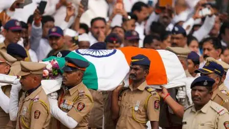 મહારાષ્ટ્રના નાયબ મુખ્ય પ્રધાન અજિત પવારના પાર્થિવ શરીરને રાષ્ટ્રધ્વજમાં લપેટીને તેમના કાટેવાડી ગામથી બારામતી લાવવામાં આવ્યા હતા (તસવીરો: મિડ-ડે)