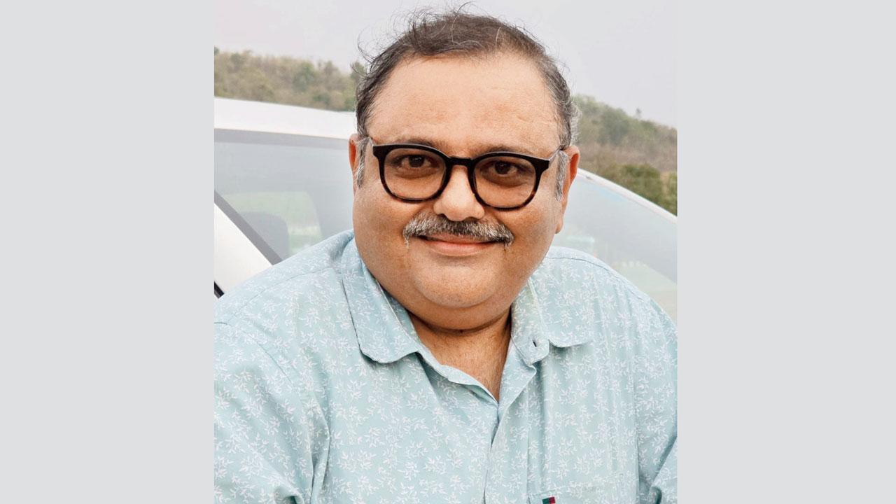 અખિલ દિનકર જોશી રાજકીય સમીક્ષક છે