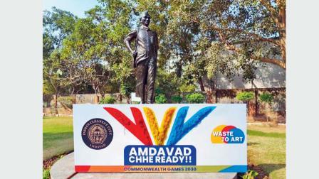 અમદાવાદના ઇન્દુલાલ યાજ્ઞિક પાર્કની અંદર વેસ્ટ દોરીમાંથી કૉમનવેલ્થ ગેમ્સનો લોગો બનાવવામાં આવ્યો હતો.