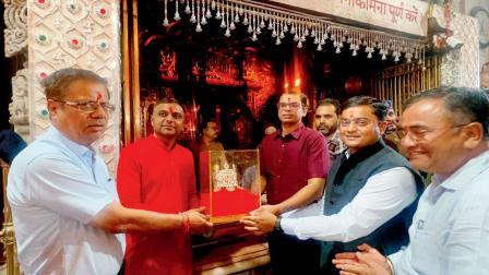 જય ભોલે ગ્રુપ દ્વારા મંદિરમાં મુગટ અર્પણ કરાયો હતો