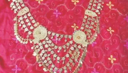 અંબાજીમાં ૩૩,૧૩,૯૦૧ રૂપિયાનો ૨૬૩ ગ્રામ સોનાનો હાર માતાજીને થયો અર્પણ